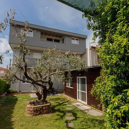 بيت للعطل Wooden House